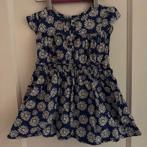 Lovely floral dress, Oshkosh with button detail in the front - Picture 1 of 4